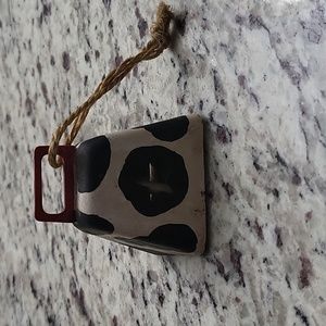 Very small cowpill with star in the middle primitive